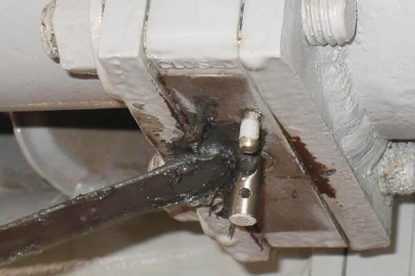 変圧器オイル漏れの補修